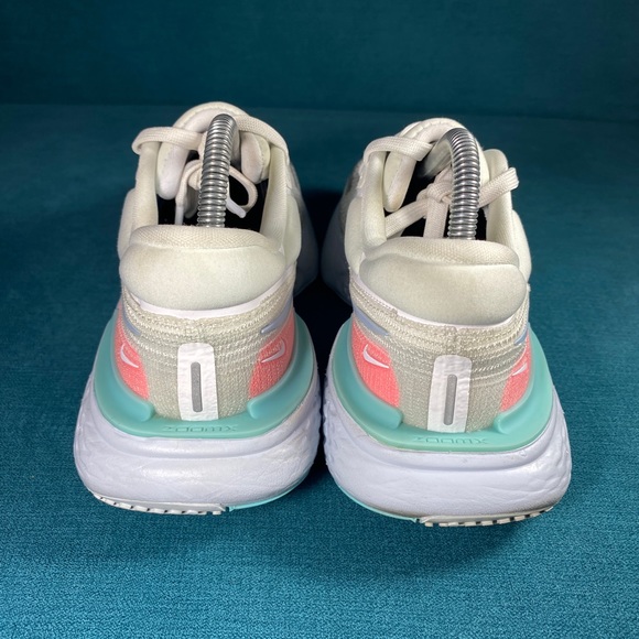 Size 9 - Women’s Nike ZoomX Invincible Run Flyknit Shoes - Picture 2 of 8